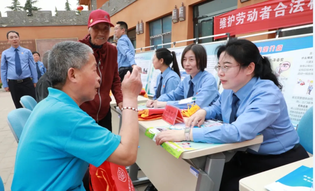 從人民大會堂直奔普法一線